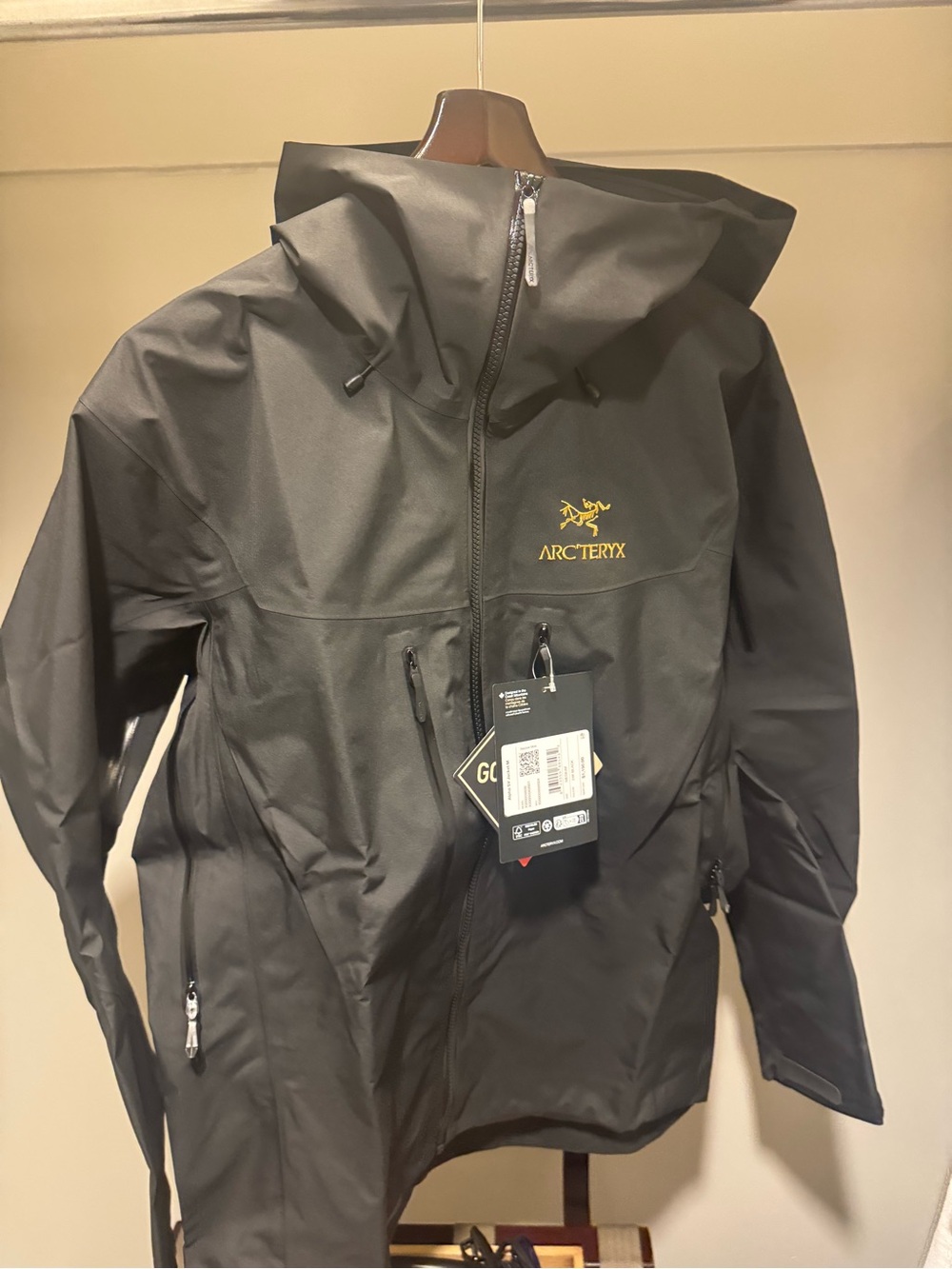 Arc'teryx Men's Alpha SV Black Gore-Tex Waterproof Jacket - Medium